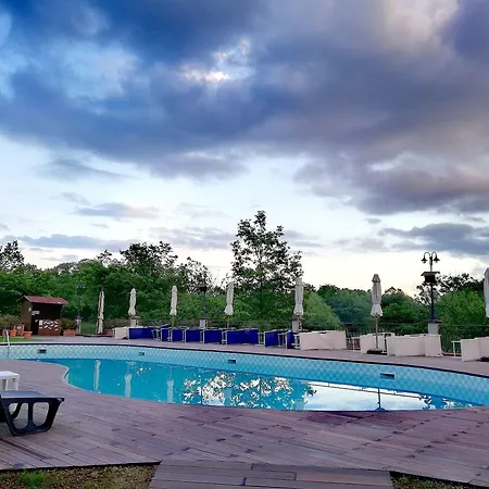 Aparthotel Villaggio Le Querce 4*